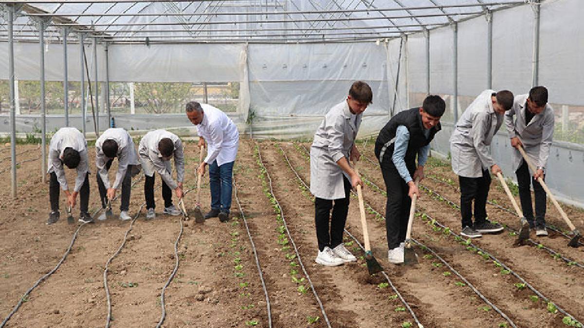 Öğrenciler önce öğreniyor sonra uyguluyor! 425 metrekarede onlar yetiştiriyor, sektöre büyük katkı sağlıyorlar!