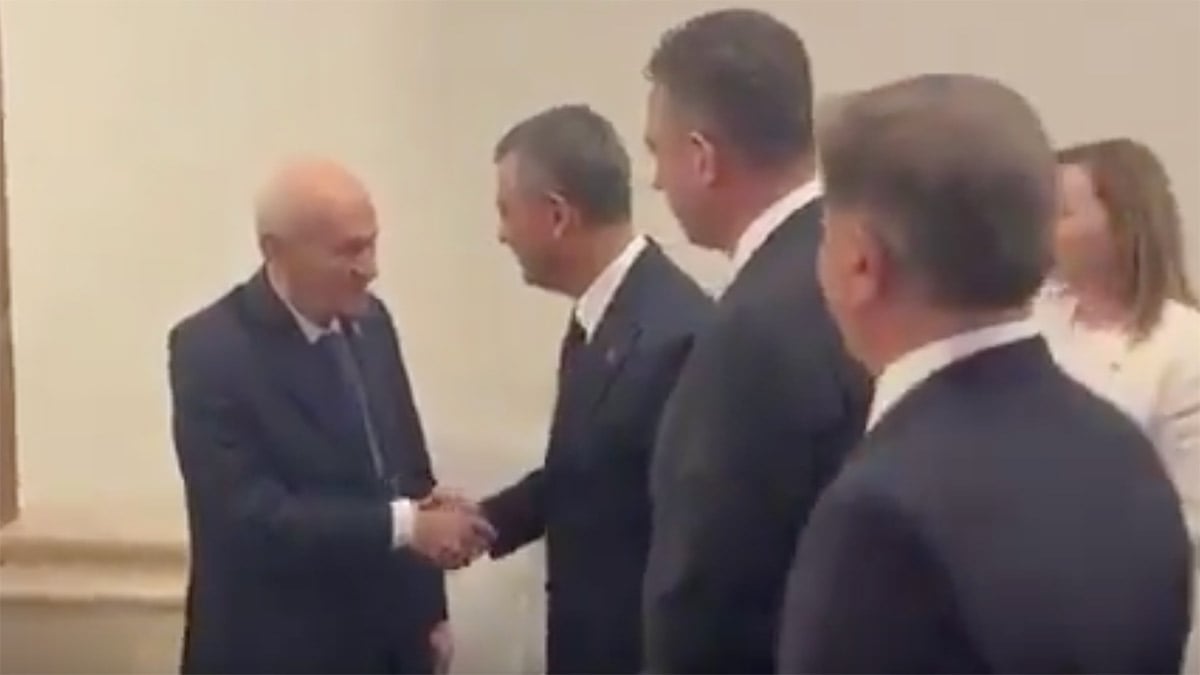 Özel ve Bahçeli sohbet etti: ‘Çok hareketlisiniz’