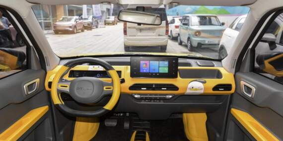 Çinliler yine yaptı şovunu! 4 kişilik elektrikli araba 240 bin lira