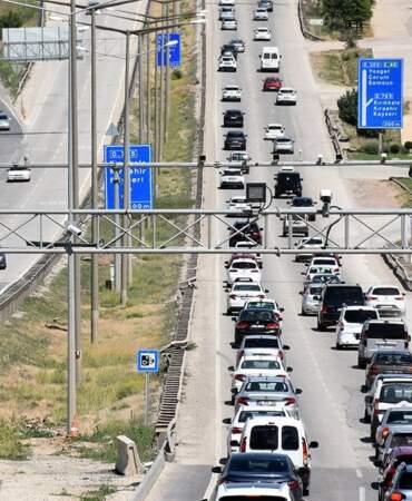 Kırıkkale’de bayram yoğunluğu: ‘Kilit kavşak’ta trafik durma noktasında