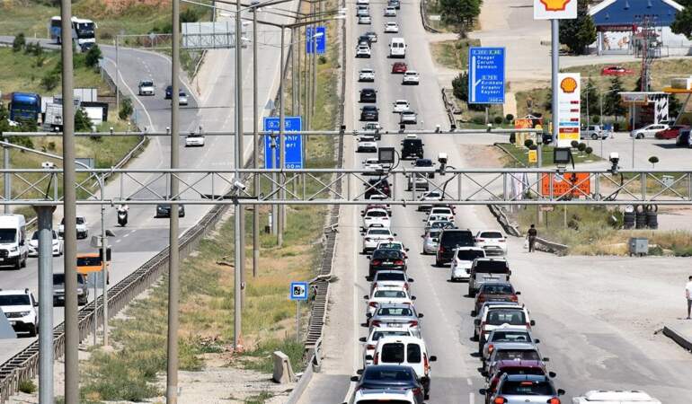 Kırıkkale’de bayram yoğunluğu: ‘Kilit kavşak’ta trafik durma noktasında