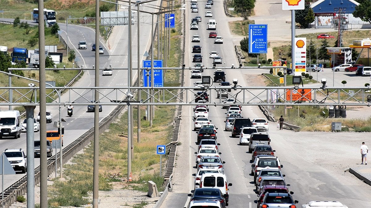 Kırıkkale’de bayram yoğunluğu: ‘Kilit kavşak’ta trafik durma noktasında