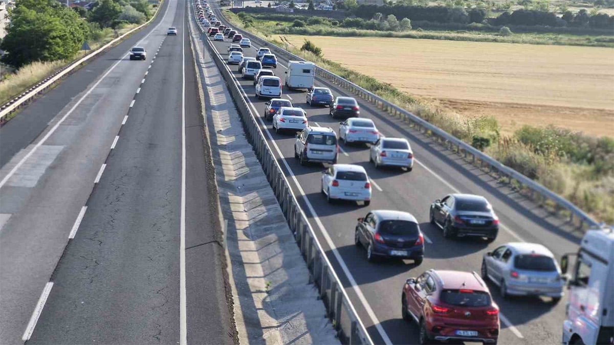 İstanbul’dan Trakya’ya yoğun göç: Tatilciler yola döküldü, yollar tıkandı