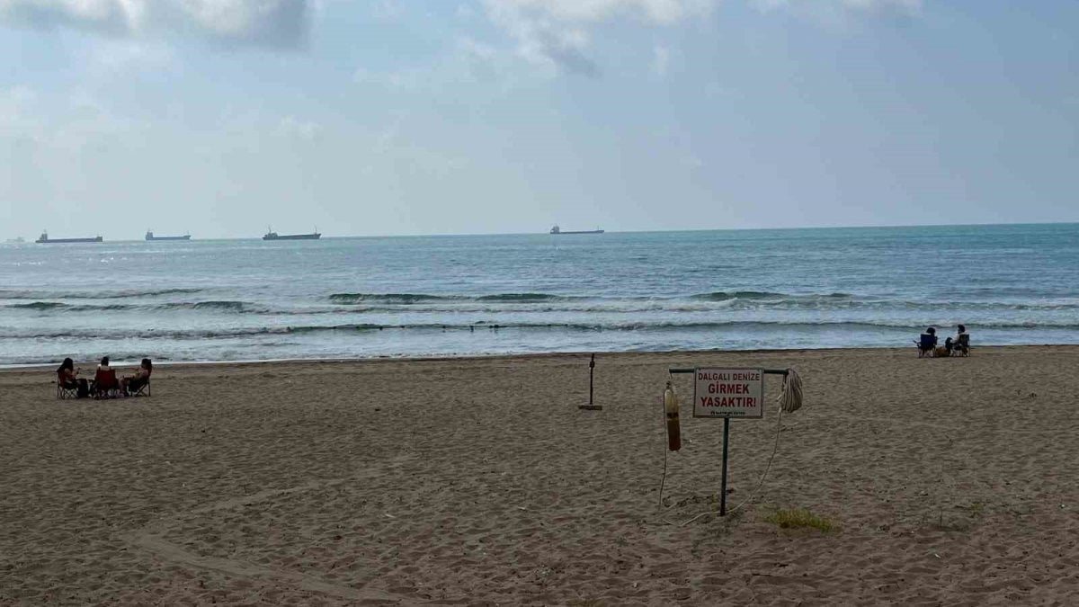 Denize girmek için gidenler oturup piknik yaptı! Kırmızı bayraklar çekildi: Denize girmek yasaklandı