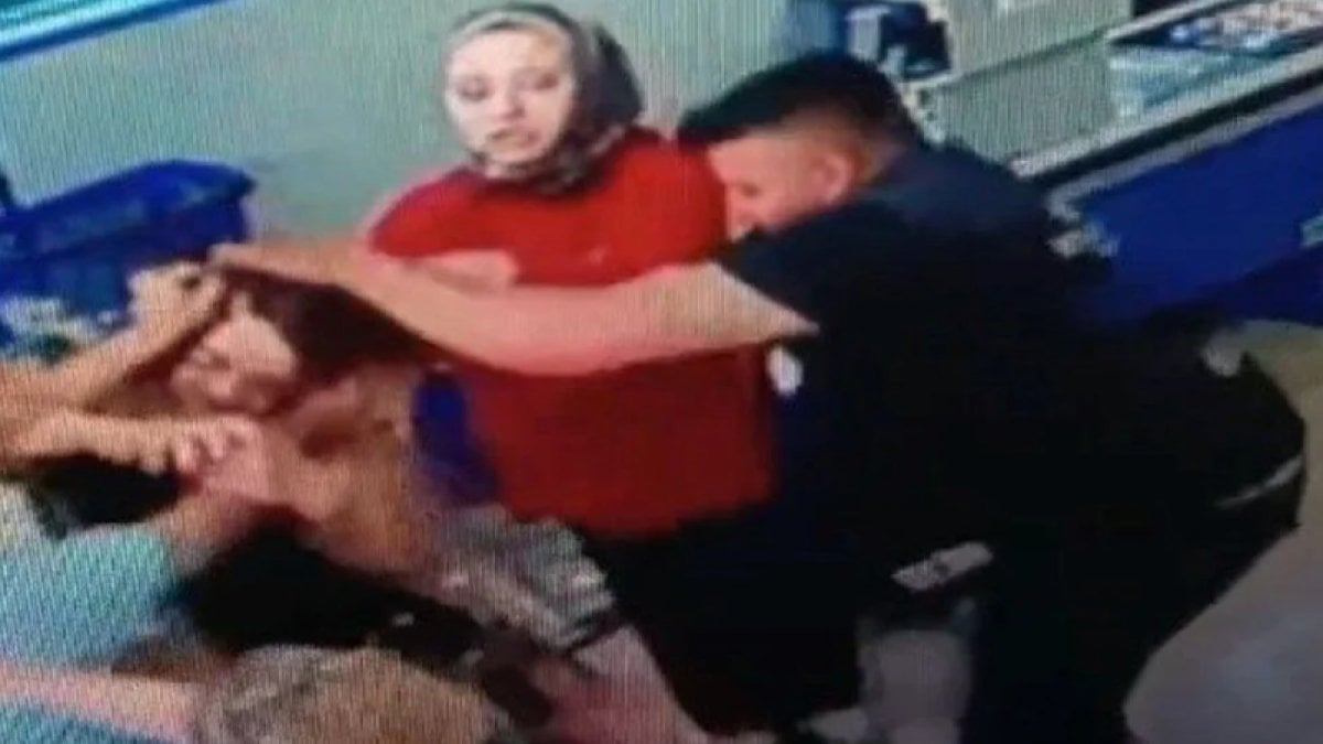 Markette dehşet anları: Kadını saçlarından tutup yerde yumrukladı
