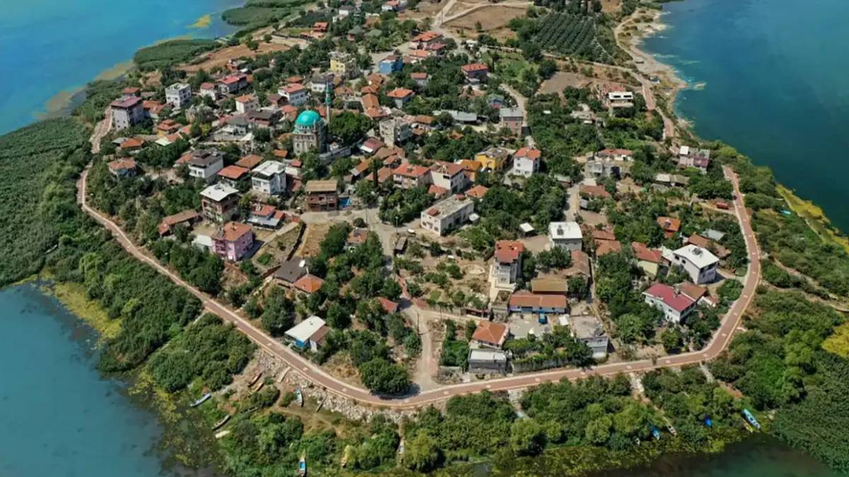 Burası ne İzmir ne de Muğla: 300 kişilik bir doğa harikası, bu köyden Türkiye’de bir tane daha yok!