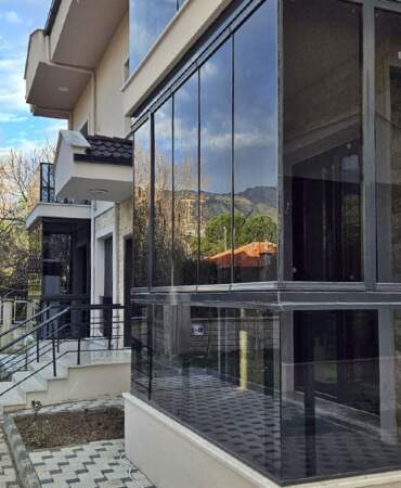 Yargıtay’dan cam balkon kararı: İzinsiz kapatmalar kaçak sayılacak! Apartmanda oturanları ilgilendiriyor