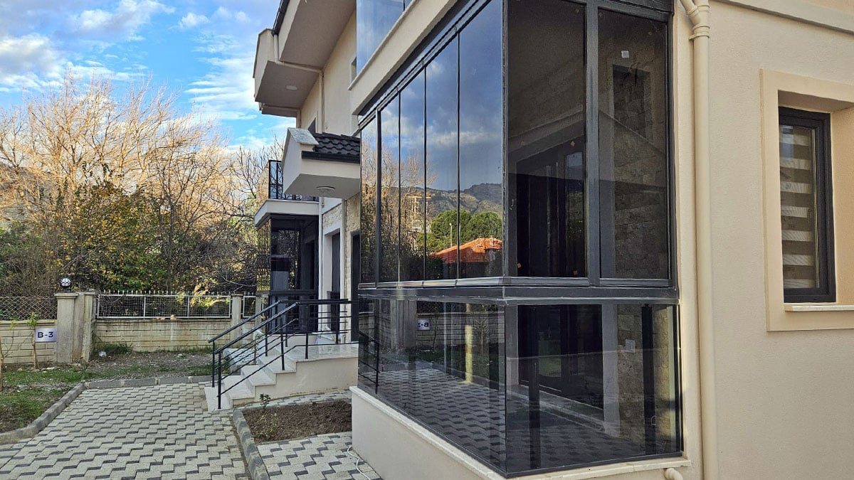 Yargıtay’dan cam balkon kararı: İzinsiz kapatmalar kaçak sayılacak! Apartmanda oturanları ilgilendiriyor