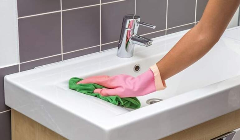 Çamaşır suyuna elveda! Sararan lavabo için limonlu taş formülü