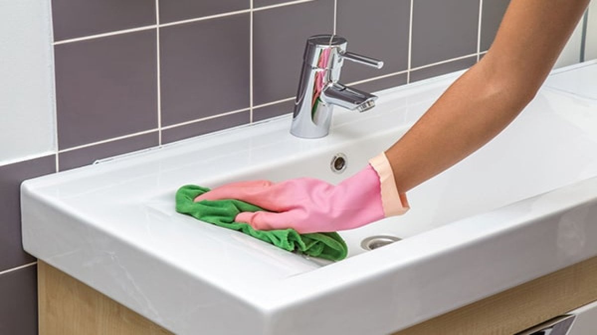 Çamaşır suyuna elveda! Sararan lavabo için limonlu taş formülü