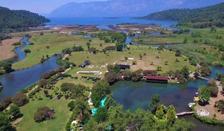 Urla’yı unutun, Seferihisar’ı geçin! Ortasından nehir geçen masalsı köy: Görenin nutku tutuluyor!