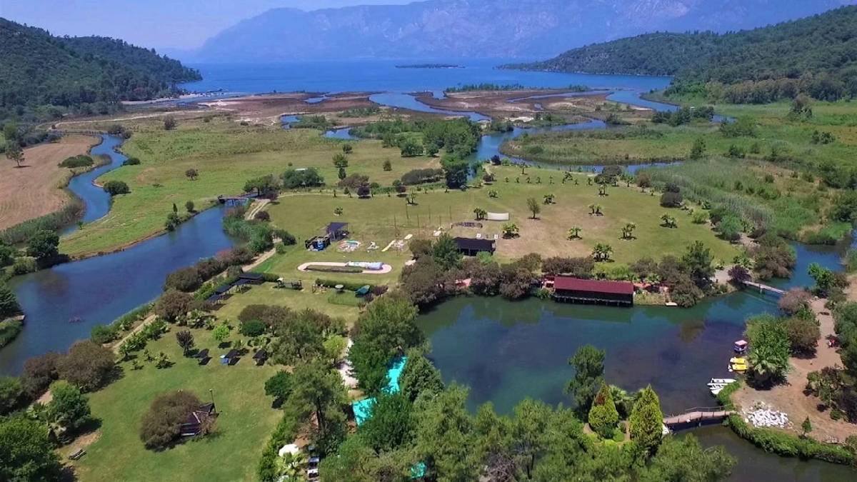 Urla’yı unutun, Seferihisar’ı geçin! Ortasından nehir geçen masalsı köy: Görenin nutku tutuluyor!