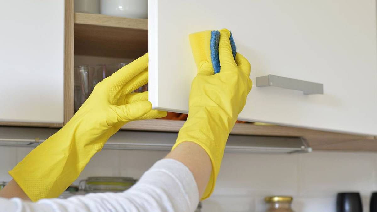 Mutfak dolaplarını yepyeni yapan sır! Ev hanımlarının kahramanı olacak: Tek malzemeyle parlaklık garantisi veriyor!