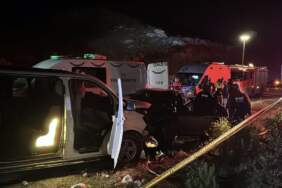 Ters yöne giren minibüs otomobille çarpıştı: 1 ölü, 8 yaralı