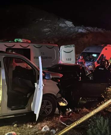 Ters yöne giren minibüs otomobille çarpıştı: 1 ölü, 8 yaralı