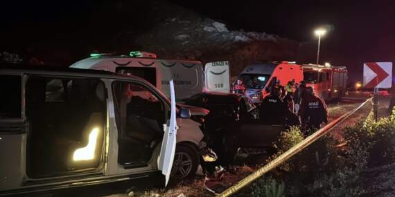 Ters yöne giren minibüs otomobille çarpıştı: 1 ölü, 8 yaralı