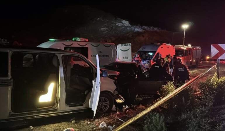 Ters yöne giren minibüs otomobille çarpıştı: 1 ölü, 8 yaralı