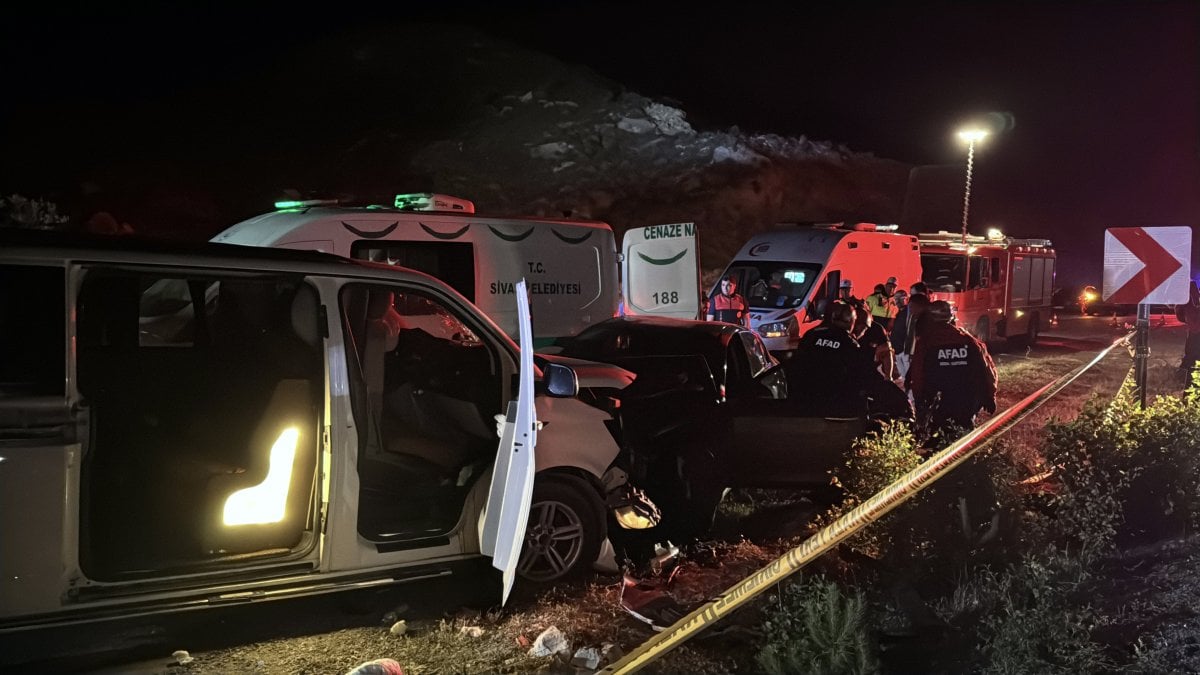 Ters yöne giren minibüs otomobille çarpıştı: 1 ölü, 8 yaralı