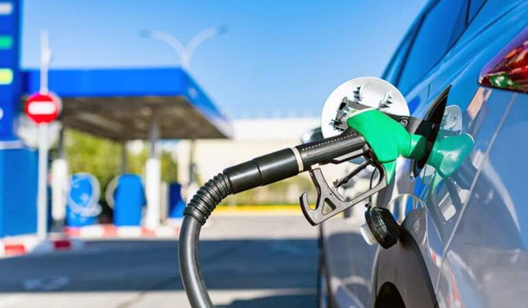 Akaryakıtta tabela değişti: Benzin ve motorine indirim geldi