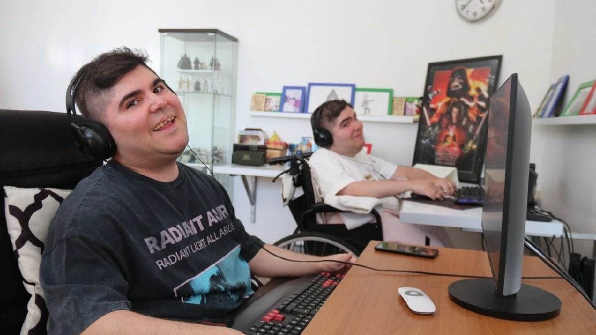 Yalnızca parmaklarını hareket ettirebiliyorlar! İkiz kardeşlerden büyük başarı: Tam bin parça bestelediler