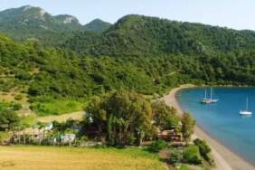 Ne Antalya ne de Çeşme! Ormanın içinden huzura çıkan saklı köy, yemyeşil doğası ve berrak denizi ile büyülüyor