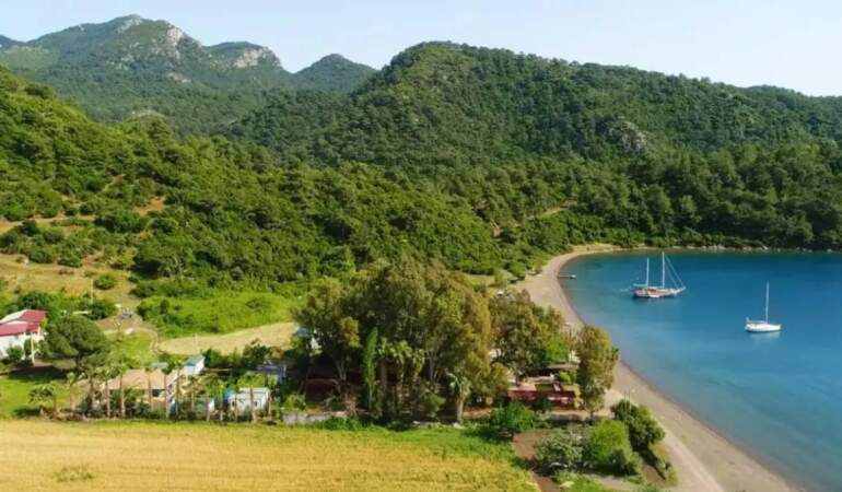 Ne Antalya ne de Çeşme! Ormanın içinden huzura çıkan saklı köy, yemyeşil doğası ve berrak denizi ile büyülüyor