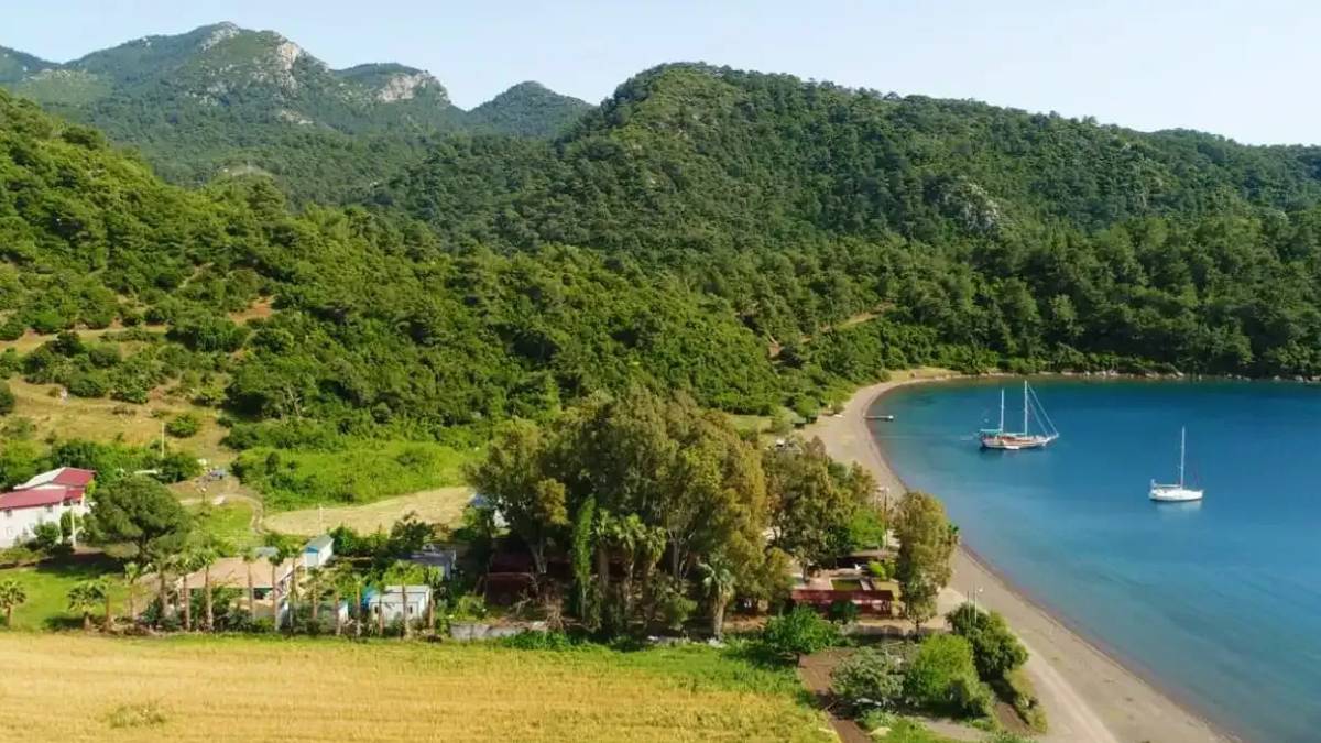 Ne Antalya ne de Çeşme! Ormanın içinden huzura çıkan saklı köy, yemyeşil doğası ve berrak denizi ile büyülüyor