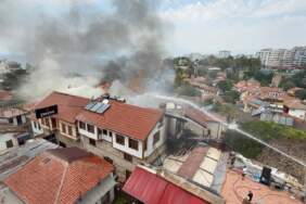 Antalya Kaleiçi’nde otel yangını: İtfaiye ekipleri müdahale ediyor
