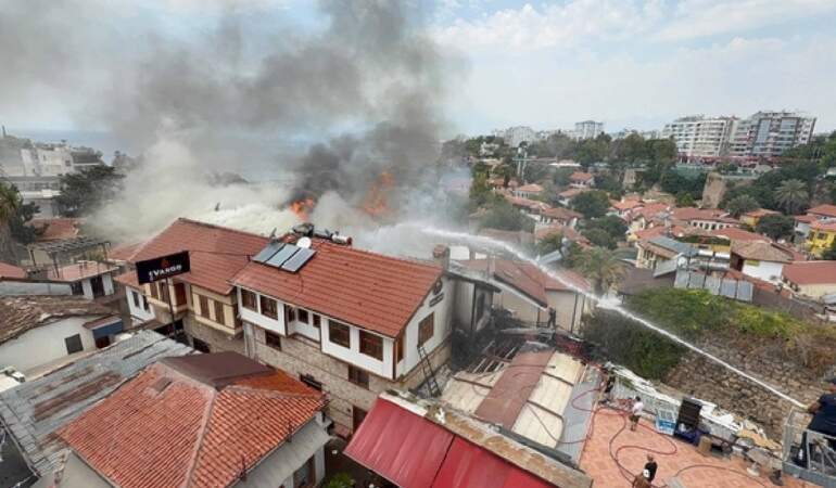 Antalya Kaleiçi’nde otel yangını: İtfaiye ekipleri müdahale ediyor