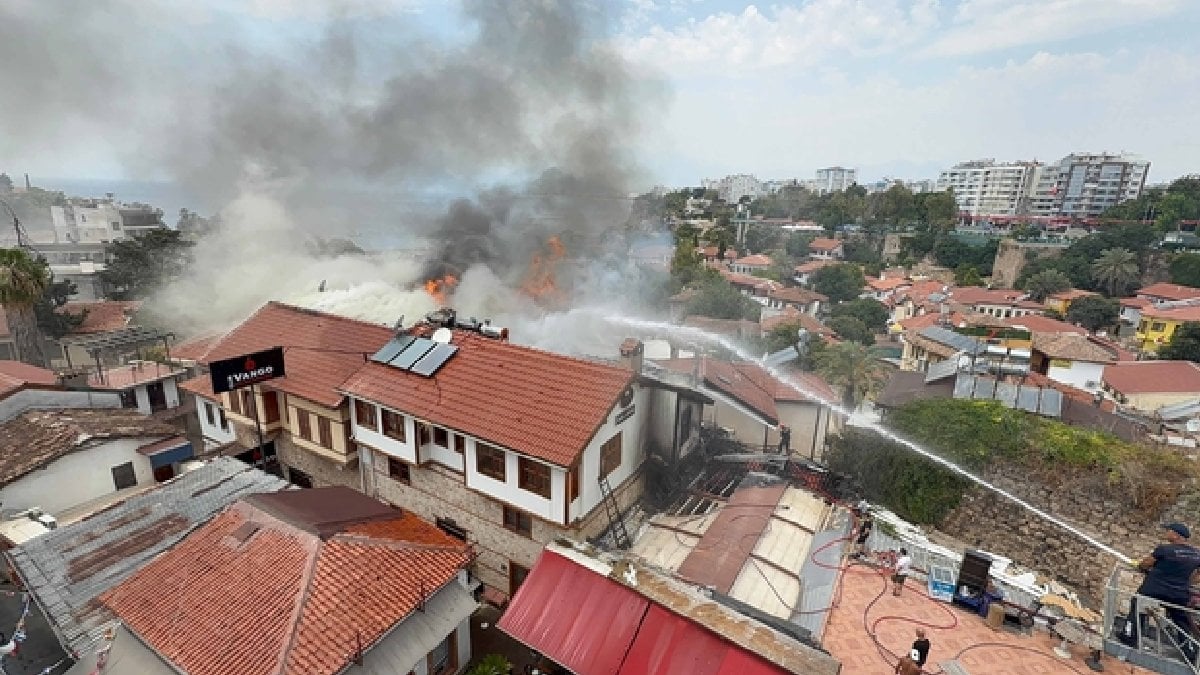 Antalya Kaleiçi’nde otel yangını: İtfaiye ekipleri müdahale ediyor