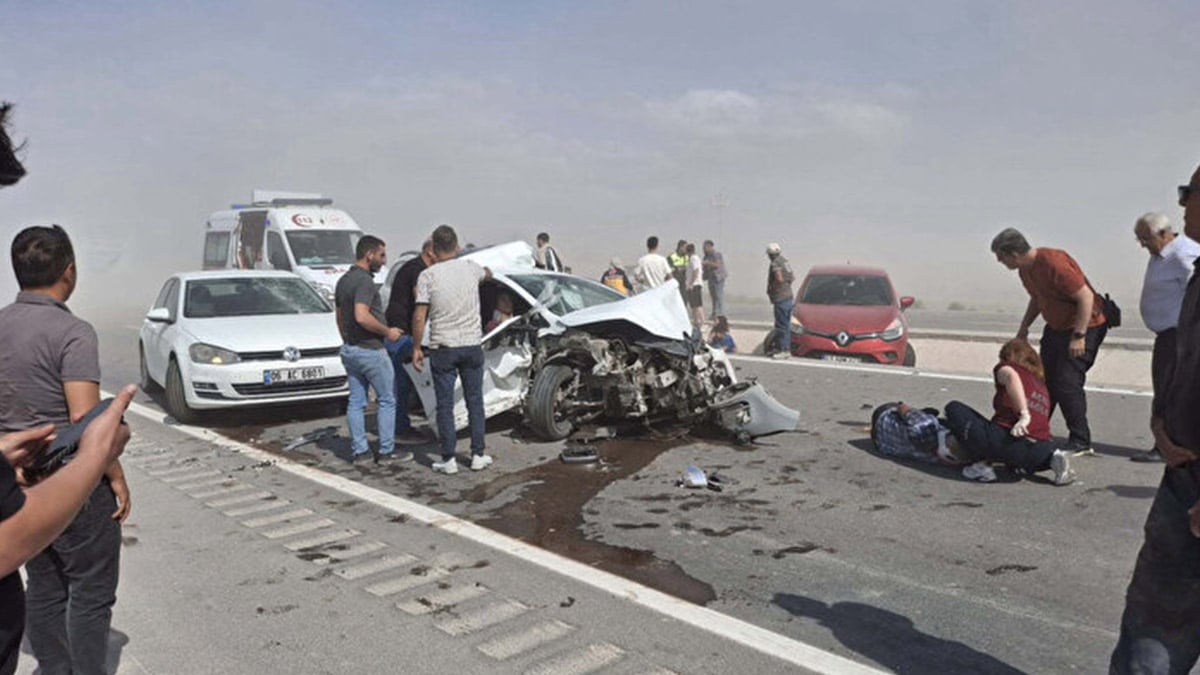 Aksaray’da zincirleme trafik kazası: 11 yaralı