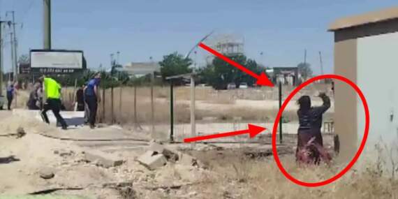 Önce evini yaktı sonra söndürmeye gelen ekiplere taş fırlattı! Anlam verilemeyen o anlar kamerada