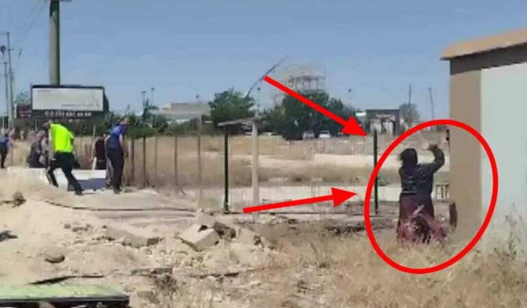 Önce evini yaktı sonra söndürmeye gelen ekiplere taş fırlattı! Anlam verilemeyen o anlar kamerada