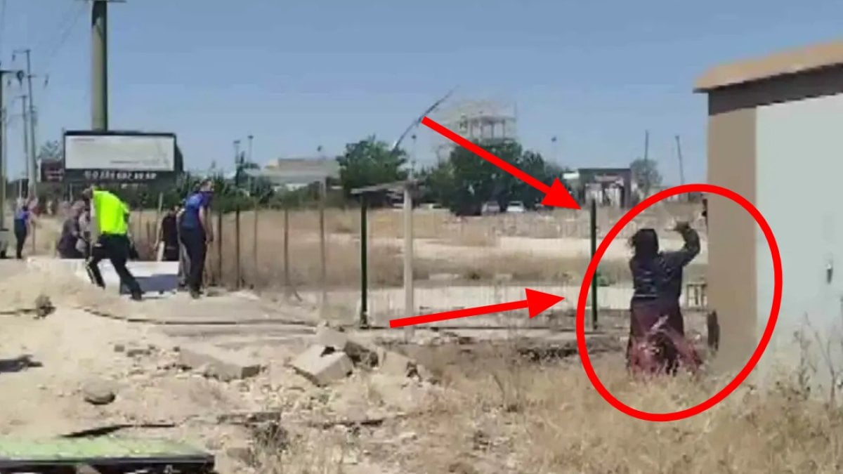 Önce evini yaktı sonra söndürmeye gelen ekiplere taş fırlattı! Anlam verilemeyen o anlar kamerada