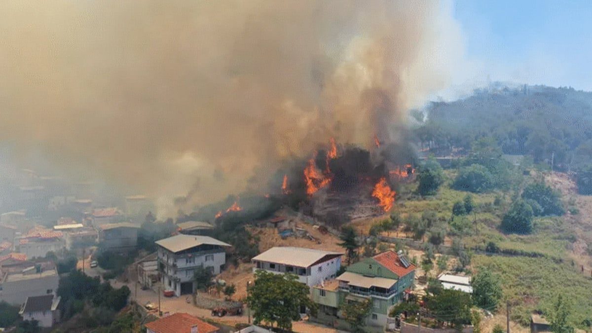 Orman yangınları nedeniyle 50 bini aşkın vatandaş evlerinden tahliye edildi