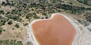 2 Bin Yıllık Kalp! Gören Tekrar Tekrar Bakıyor… Pembe Gölün Sırrı Ortaya Çıktı