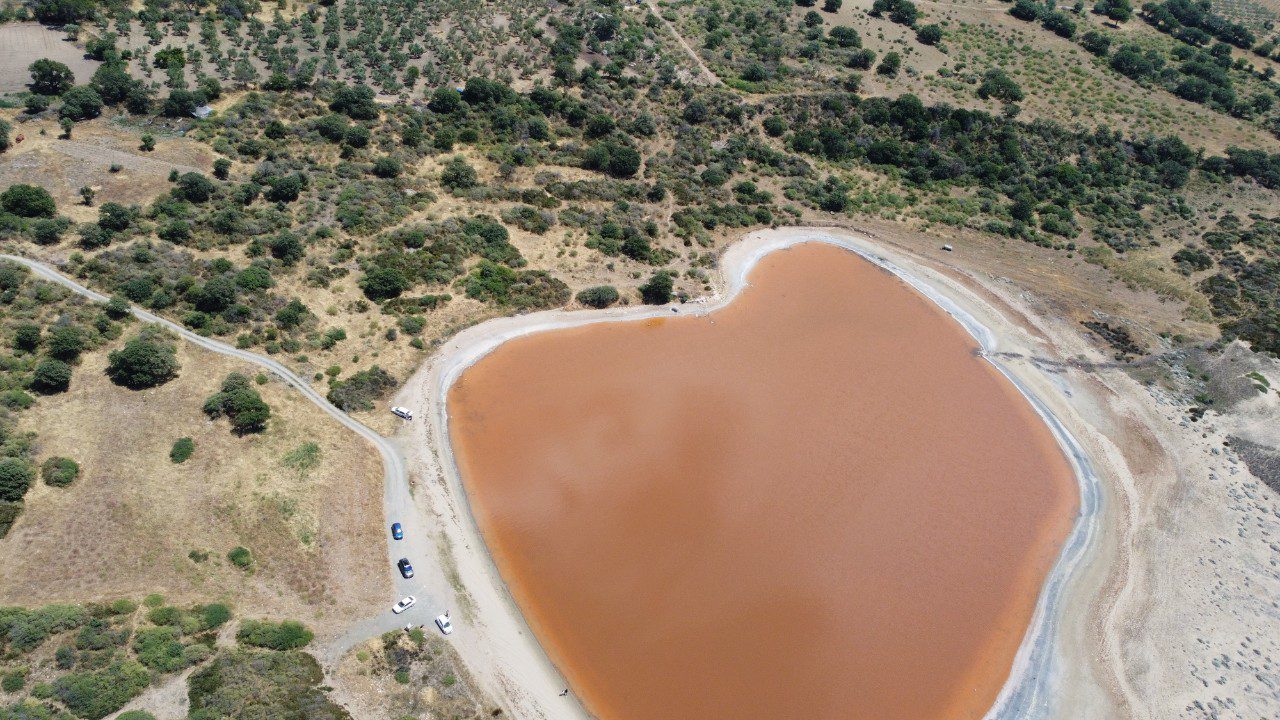 2 Bin Yıllık Kalp! Gören Tekrar Tekrar Bakıyor… Pembe Gölün Sırrı Ortaya Çıktı