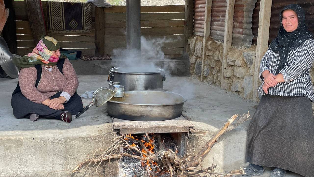 5 Saat Kaynıyor, Kor Ateşte Bekliyor: 2 Kişi Başında Bekliyor, Kilosu 400 TL’ye Gramla Satılıyor