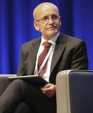 Mehmet Şimşek Değişiyor mu? Ekonominin Kalbindeki Kritik Sinyal ve Medya Savaşının Şifreleri!