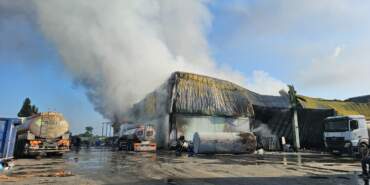 Adana’da Geri Dönüşüm Fabrikasında Korkutan Yangın: Zarar 200 Milyon Liranın Üzerinde