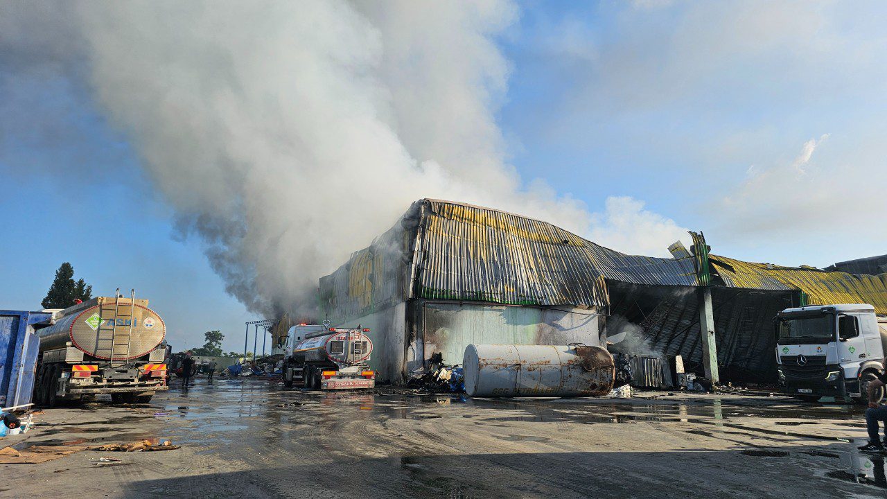 Adana’da Geri Dönüşüm Fabrikasında Korkutan Yangın: Zarar 200 Milyon Liranın Üzerinde