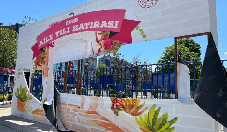 Aile Yılı Panosuna Saldıran Gençlerle ‘Toplumsal Farkındalık’ Etkinliği