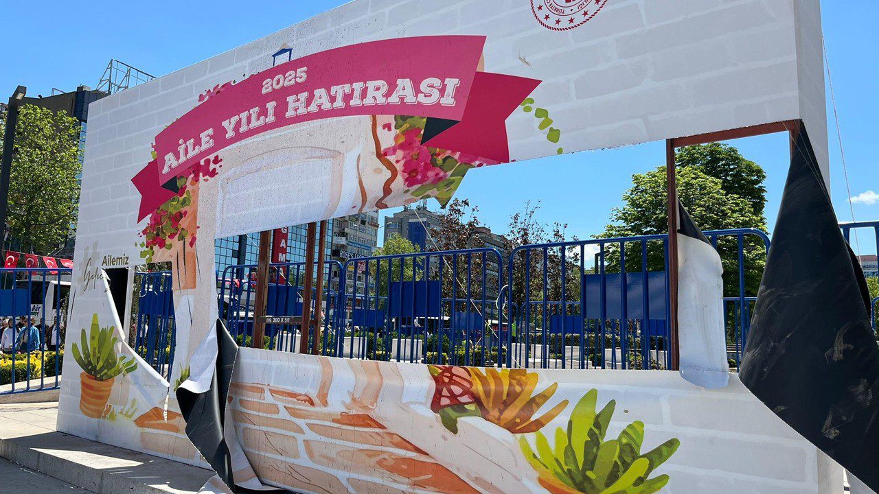 Aile Yılı Panosuna Saldıran Gençlerle ‘Toplumsal Farkındalık’ Etkinliği