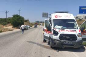 Ambulans Otomobile Çarptı: 1 Sağlıkçı Yaralandı, Hasta Sedyeden Düştü