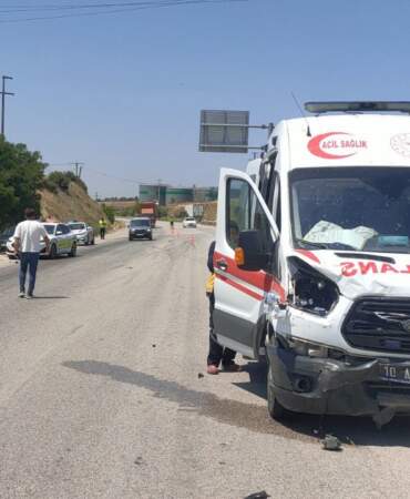 Ambulans Otomobile Çarptı: 1 Sağlıkçı Yaralandı, Hasta Sedyeden Düştü