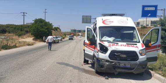 Ambulans Otomobile Çarptı: 1 Sağlıkçı Yaralandı, Hasta Sedyeden Düştü