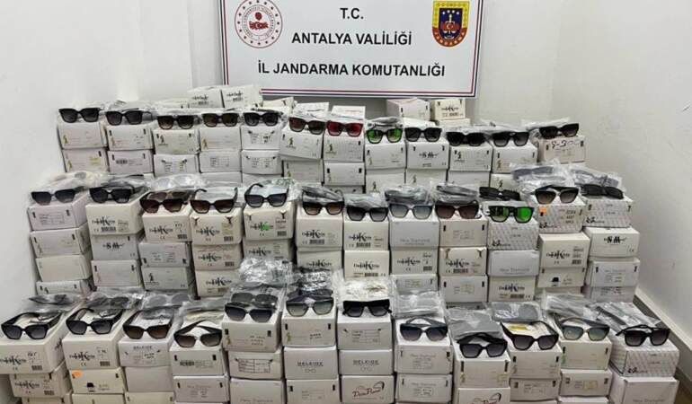 Antalya’da 16 Bin Tane KaçakGüneş Gözlüğü Yakalandı