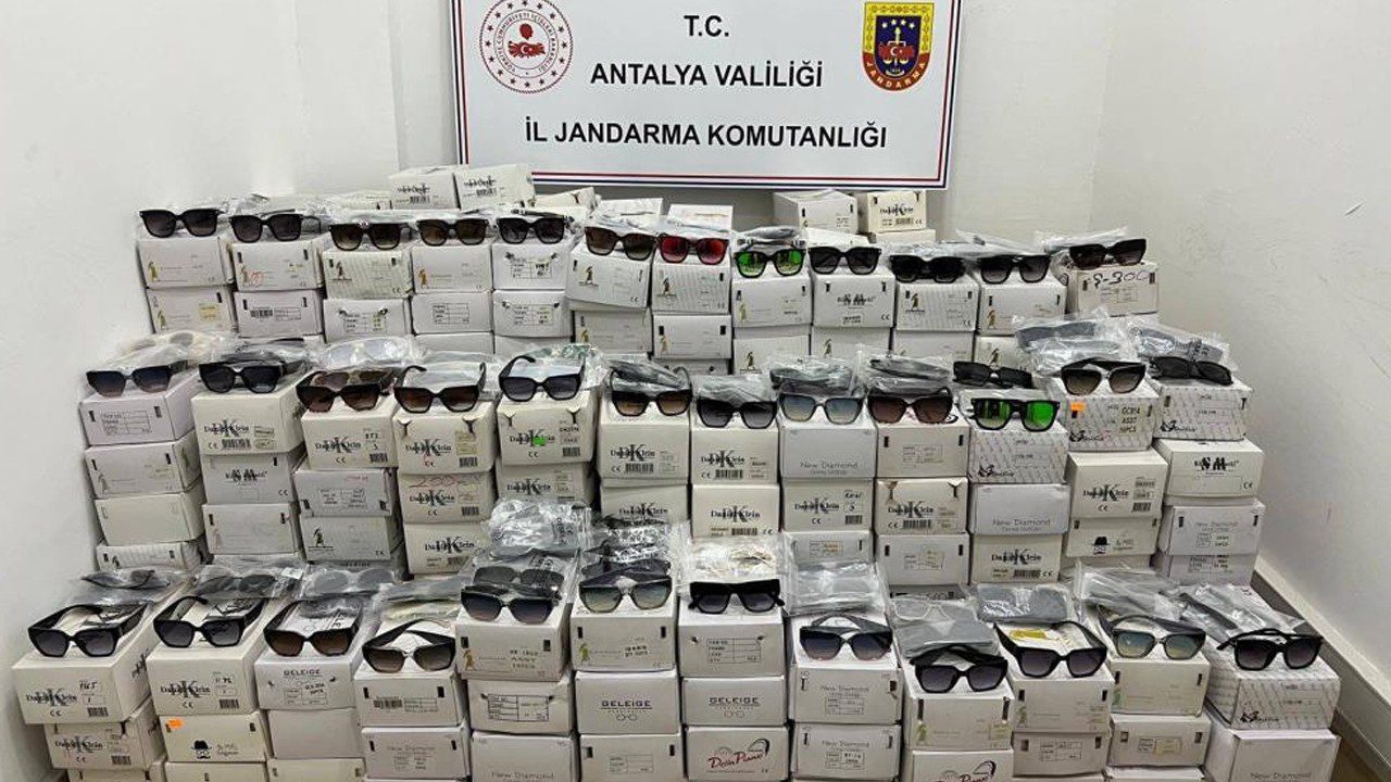 Antalya’da 16 Bin Tane KaçakGüneş Gözlüğü Yakalandı