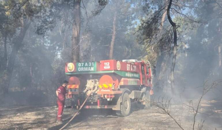 Antalya’da İki Bölgede Korkutan Orman Yangını: Müdahale Sürüyor