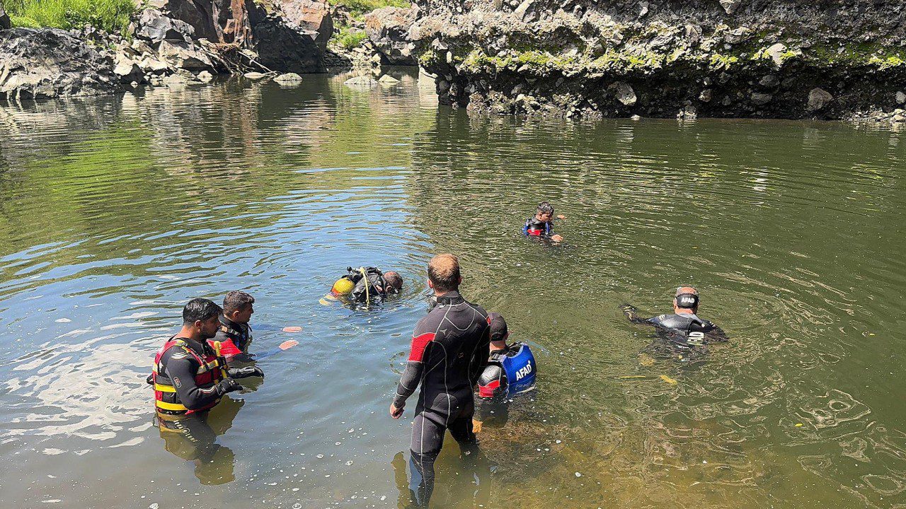 Ardahan’da Yürek Yakan Olay! İstanbul’dan Düğüne Geldi, Kura Nehri’nde Kayboldu, Cansız Bedenine Ulaşıldı